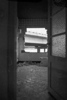 Abrisshaus mit Autobahn